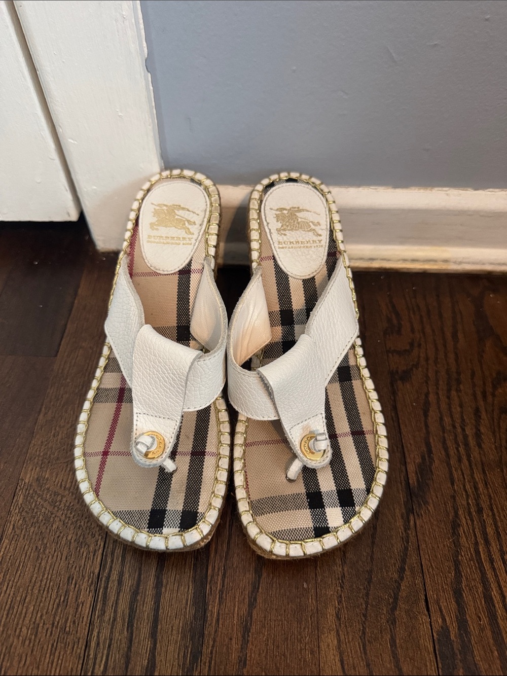 Burberry White Leather Thong Sandals with Check Footbed